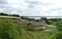 I 2004 byggede vi 12 rummelige hytter, som indeholder alle moderne bekvemmeligheder. I hver hytte kan der sove otte personer.